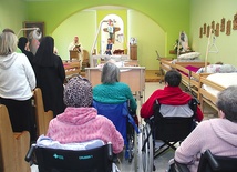 ▲	Pensjonariusze, rodziny, personel i goście wzięli udział w Mszy św. w placówce w Darłowie.