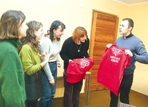 ▼	Dziewczętom spodobał się napis na koszulkach.