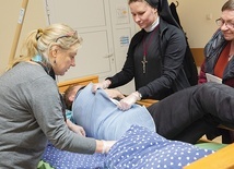 ▲	Kursanci uczyli się opieki nad chorym leżącym.