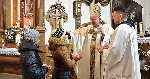 Podczas liturgii udzielony został sakrament namaszczenia chorych.