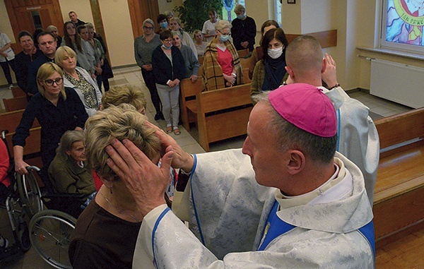 ▲	Namaszczenie olejem chorych poprzedza obrzęd nałożenia rąk na głowę osoby proszącej o sakrament.