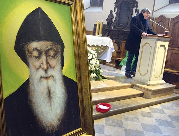 ▲	Wizerunek cudotwórcy z Libanu. Taki obrazek mogli otrzymać wszyscy parafianie. O świętym opowiada prezes fundacji Fenicja. 