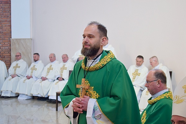 ▲	Misjonarza pobłogosławił bp K. Nitkiewicz.