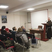 ▲	Prelekcję w sali św. Józefa wygłosił o. Wacław Chomik OFM z Wrocławia.
