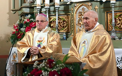 ◄	Biskup i jubilat przy ołtarzu w Olesznej.