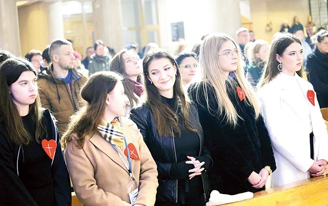 Znak wydarzenia. Serce z krzyżem wpięte w ubrania pustkowskiej młodzieży.