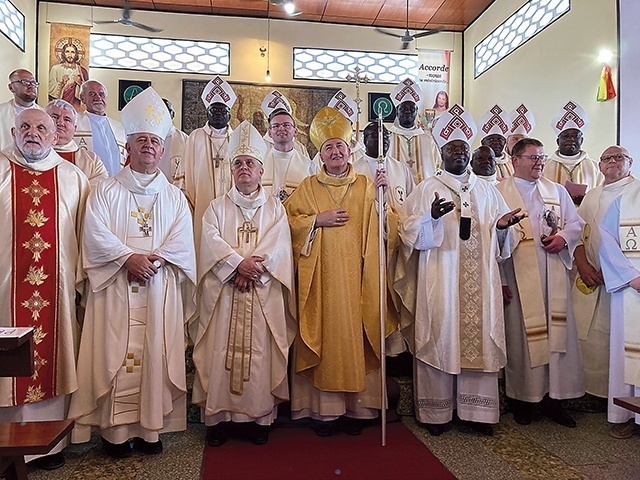 Gość z Polski z uczestnikami rocznicowej Mszy św. w Brazzaville.