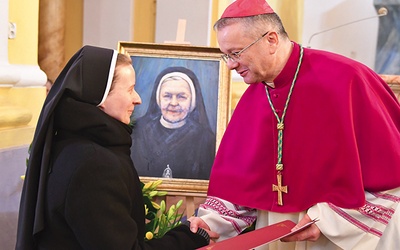 Wicepostulatorka siostra Weronika Szelejewska CSSE przekazała biskupowi listy świadków życia służebnicy Bożej, którzy będą zeznawać w procesie.