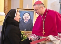 Wicepostulatorka siostra Weronika Szelejewska CSSE przekazała biskupowi listy świadków życia służebnicy Bożej, którzy będą zeznawać w procesie.