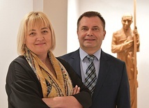 I. Szablewska jest wiceprzewodniczącą PRD i precentorką, natomiast A. Szablewski członkiem PRD i PRE oraz akolitą.