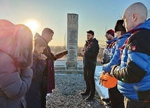 Uczestnicy II etapu wraz z proboszczem parafii katolickiej z Szymkentu oraz parafianami na cmentarzy poświęconym żołnierzom armii Andersa w Mankencie.