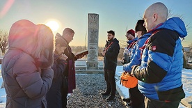 Uczestnicy II etapu wraz z proboszczem parafii katolickiej z Szymkentu oraz parafianami na cmentarzy poświęconym żołnierzom armii Andersa w Mankencie.