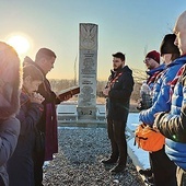 Uczestnicy II etapu wraz z proboszczem parafii katolickiej z Szymkentu oraz parafianami na cmentarzy poświęconym żołnierzom armii Andersa w Mankencie.