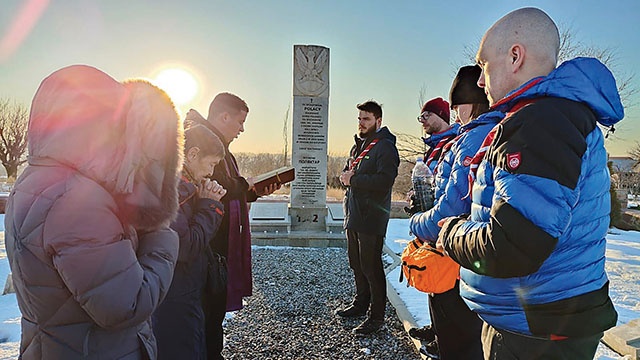Uczestnicy II etapu wraz z proboszczem parafii katolickiej z Szymkentu oraz parafianami na cmentarzy poświęconym żołnierzom armii Andersa w Mankencie.
