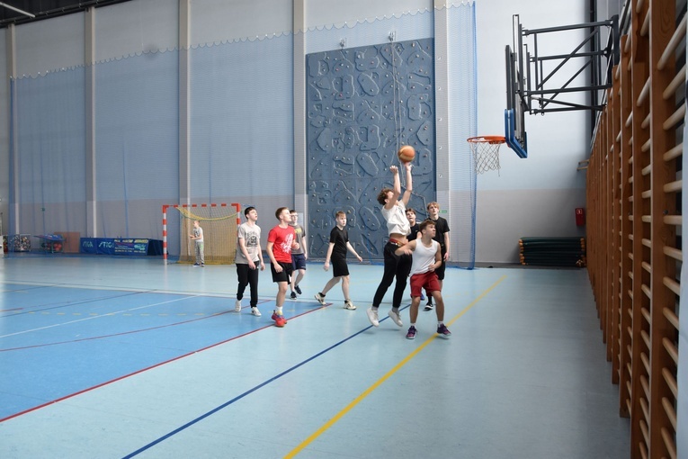 Pierwsze dni zimowiska z ks. Marcinem Zawadą