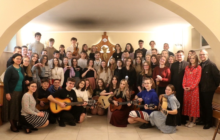 Uczestnicy kursów z moderatorami i animatorami w kaplicy ośrodka.