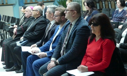 Uczestnicy 15. Maratonu Biblijnego w atrium parafii św. Jana Chrzciciela w Komorowicach.