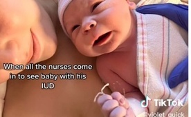 Viralowy filmik - noworodek ze spiralką swojej mamy w dłoni