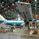 Ostatni 747 w fabryce. Zielona farba zabezpiecza aluminium przed korozją. Na nią nanosi się najczęściej  białe malowanie