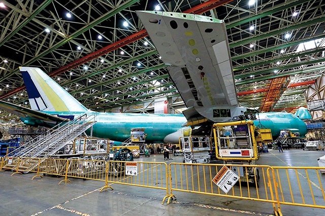 Ostatni 747 w fabryce. Zielona farba zabezpiecza aluminium przed korozją. Na nią nanosi się najczęściej  białe malowanie