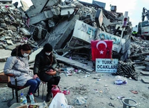 Pozbawieni domu mieszkańcy tureckiej miejscowości Hatay, którą 6 lutego nawiedziło potężne trzęsienie ziemi.