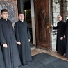 Diakoni przed seminaryjną furtą (od lewej): Bartosz Janik, Tomasz Walasik, Patryk Korcz, Krzysztof Zając, Gracjan Kolendowski i Bartosz Fijałkowski.