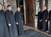 Diakoni przed seminaryjną furtą (od lewej): Bartosz Janik, Tomasz Walasik, Patryk Korcz, Krzysztof Zając, Gracjan Kolendowski i Bartosz Fijałkowski.