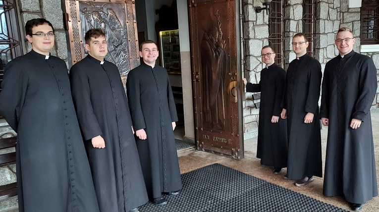 Diakoni przed seminaryjną furtą (od lewej): Bartosz Janik, Tomasz Walasik, Patryk Korcz, Krzysztof Zając, Gracjan Kolendowski i Bartosz Fijałkowski.