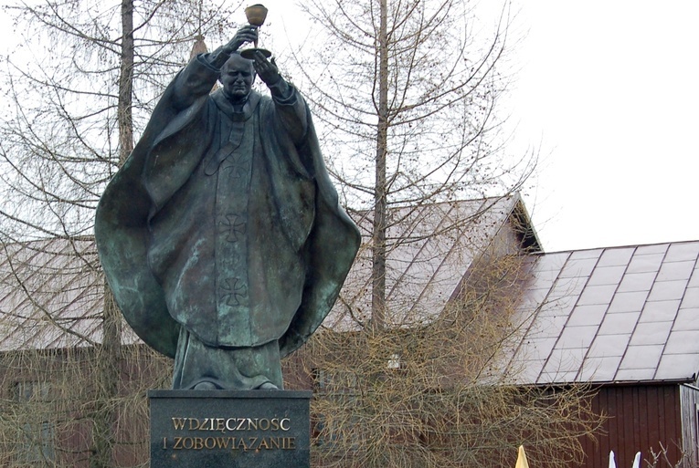 Pomnik św. Jana Pawła II przed Wyższym Seminarium Duchownym w Radomiu.