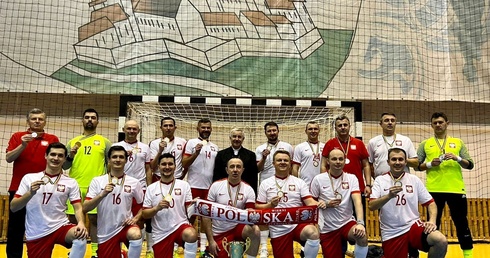 Reprezentacja Polski księży została mistrzem Europy w halowej piłce nożnej