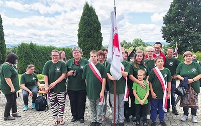 	Grupa Dzieci Serc przed kościołem w Łękawicy w 30. rocznicę śmierci patrona.