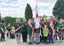 	Grupa Dzieci Serc przed kościołem w Łękawicy w 30. rocznicę śmierci patrona.
