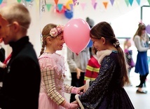 	Uśmiech nie znikał z tworzy dzieci.