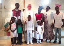 	Ojciec Edward wraz ze swoimi parafianami w Angoli.