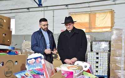 	Abp Tadeusz Wojda i ks. Janusz Steć w czasie odprawy kolejnego transportu darów. 