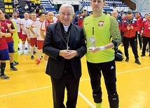 Najlepszy bramkarz turnieju ks. Damian Stala.