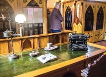 Szafy i biurko zaprojektował włoski architekt Franciszek Maria Lanci w latach 30. XIX w.