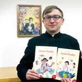 Ks. Adam Cieślak SDB prezentuje swoje książki. 