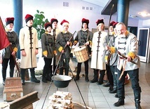 Młodzież w strojach powstańców styczniowych wraz ze swym opiekunem Antonim Nowickim.