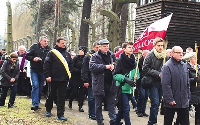 Z modlitwą przejdą obozowymi alejami.