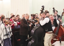 Członkowie kapel przed ołtarzem cieszyńskiej świątyni przygotowali się na okres wielkopostny. 