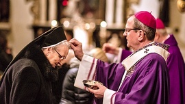 Abp Wojda posypał popiołem głowy uczestniczących we Mszy św.