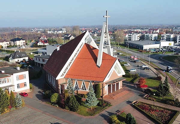 Nowoczesny kościół wzniesiono we wschodniej części miejscowości.