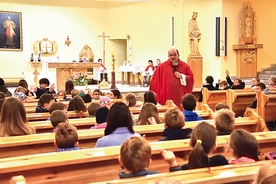 W piątkowych Mszach św.,  odprawianych przez ks. Jakuba Zinkę, dyrektora, bierze udział cała społeczność szkolna.