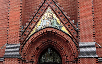 Mozaika przedstawiająca świętych apostołów Piotra i Pawła nad wejściem do świątyni.