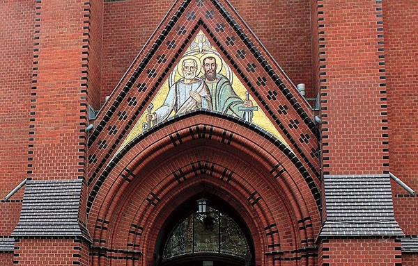 Mozaika przedstawiająca świętych apostołów Piotra i Pawła nad wejściem do świątyni.