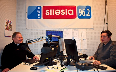 Ojciec Mirosław Bożek SJ (po lewej) i realizator dźwięku  Tomasz Nawała.