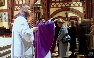 Znakiem pokutowania i nawrócenia jest obrzęd posypania głów popiołem.