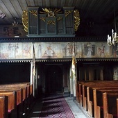 Malowidła na balustradzie chóru odrestaurowano w 2010 r. (kościół św. Katarzyny Aleksandryjskiej, Sierakowice, XVII w.)