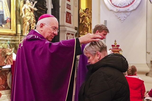 We wszystkich parafiach wierni licznie przystąpili do obrzędu posypania głów popiołem.